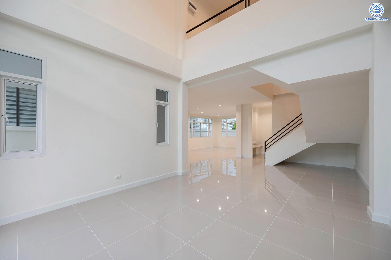 บ้านมือสองตกแต่งใหม่ โครงการ บุษราคัมรีเจนท์ ปิ่นเกล้า-บรมราชชนนี เนื้อที่ 54.20 ตร.ว. ฟังก์ชัน 3 ห้องนอน 3 ห้องน้ำ จอดรถได้ 2 คัน สภาพแวดล้อมดี เดินทางเข้าสู่เมืองได้สะดวกเชื่อมต่อ ถนนพุทธมณฑล สาย 2, ถนนบรมราชชนนี, ถนนกาญจนาภิเษก, ถนนศาลาธรรมสพน์ ใกล้เซ็นทรัลปิ่นเกล้า และ จุดขึ้นทางด่วน "ศรีรัช"...